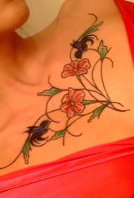 锁骨花朵与黑色小鸟纹身图案