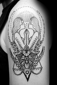 大臂黑色线条镜像女性与天秤座纹身图案