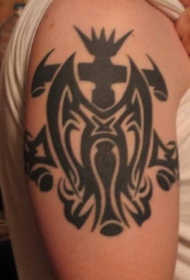 肩部黑色部落臂环花纹身图案