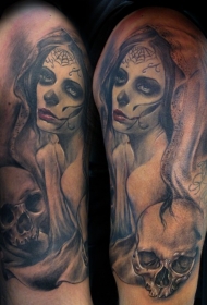 肩部棕色墨西哥传统彩色妇女肖像纹身