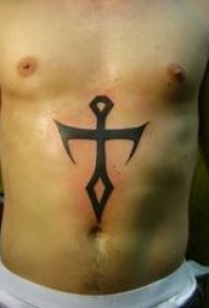 腹部黑色锋利的十字架纹身图案