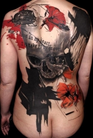 背部彩色的直升机和骷髅花卉纹身图案