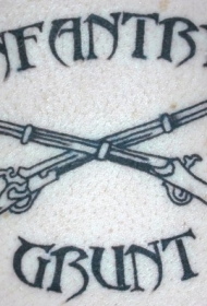 腹部黑色线条交叉枪纹身图片