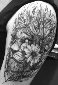 肩部黑色雕刻风格的狮子头纹身图案