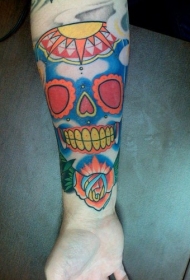 男性手臂彩色笑头骨纹身图案