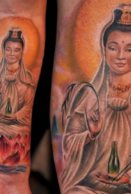 手臂美丽的彩色观音与莲花座纹身图案