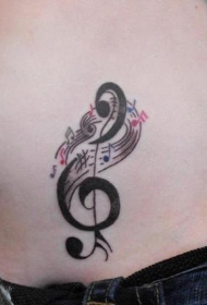 腹部黑色的高音符号纹身图案