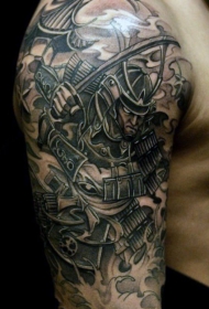 男性肩部黑灰色武士纹身图案