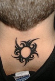 黑色部落太阳颈部纹身图案