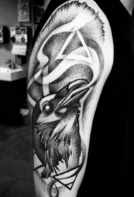 大臂old school黑色乌鸦与神秘三角纹身图案
