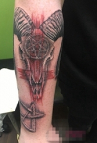 男生手臂上黑灰点刺技巧抽象线条羊头纹身图片