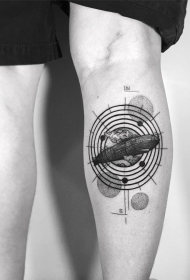 小腿雕刻风格黑色飞艇与圆形纹身图案