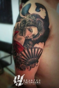 男性肩部日本传统色的艺妓纹身图案