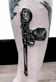 小腿黑色的雕刻风格老式手枪纹身图案