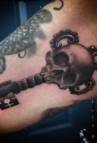 腿部棕色华丽滑稽的骷髅钥匙纹身