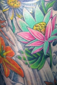 腿部彩色百合花纹身图案