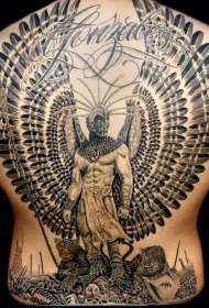 背部惊人的黑色神秘战士与翅膀纹身图案