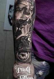 手臂非常逼真的女人肖像与眼睛乌鸦纹身图案