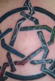 肩部不寻常的爱尔兰五角星纹身