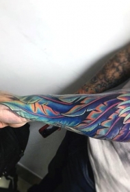 手臂五彩绚烂的翼纹身图案