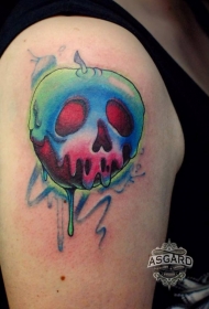 大臂令人毛骨悚然的卡通苹果纹身图案