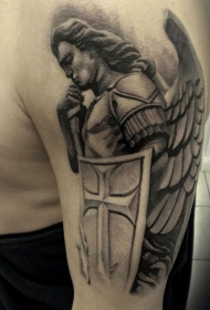 肩部黑白守护天使纹身图案