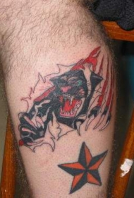 手臂彩色皮肤撕下黑豹纹身图案