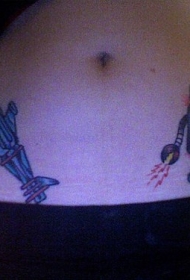 腰部消防机器人与枪支纹身图案