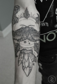 手臂上的黑色飞蛾叶子纹身图案