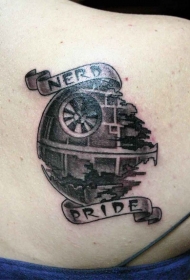 背部破碎的行星和字母纹身图案