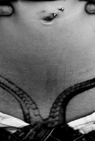 腰部黑灰蛇尾巴纹身图案