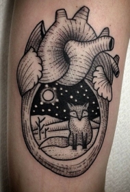 手臂黑色线条心脏与狐狸纹身图案