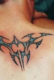 背部浅蓝色的部落图腾纹身图案