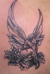 花丛上的森林精灵纹身图案