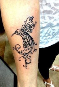 小臂卷曲的黑色藤蔓小鸟纹身图案