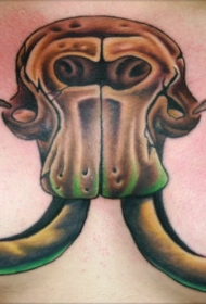 男子胸部巨大的猛犸头骨纹身图案