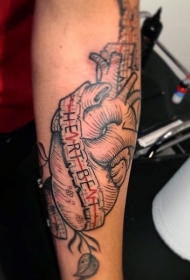 纪念风格黑色字母和红色心脏手臂纹身图案