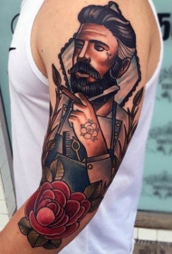 肩部老派风格的彩色吸烟水手肖像纹身