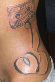 男性腰侧胶带心形纹身图案