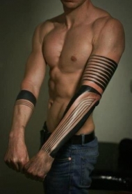 手臂简单的黑白波利尼西亚饰品纹身图案