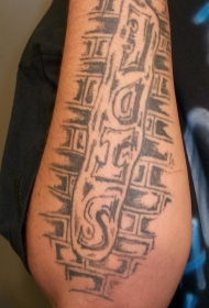 手臂黑色砖墙上的英文字母纹身图案