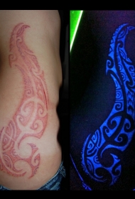 腰部荧光图腾纹身图案