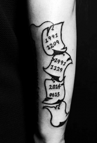 手臂简单的纸张与数字黑白纹身图案