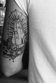 手臂黑色祈祷手与文字纹身图案