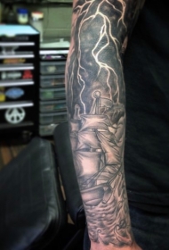 手臂黑灰暴风雨海面帆船纹身图案