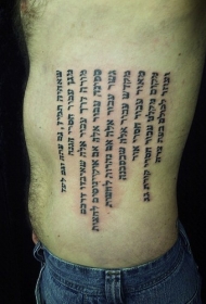 腰侧黑色字符纹身图案