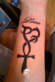 交叉心形和字母手臂纹身图案
