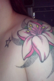 经典百合花肩部纹身图案