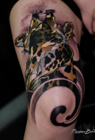 腿部彩色长颈鹿头纹身图案