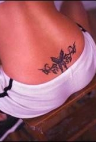 腰部蝴蝶与图腾纹身图案